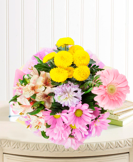 Ramo flores con crisantemos amarillos, margaritas y gerberas rosadas, alstroemerias
