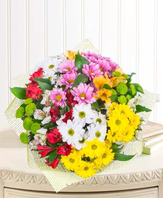 Ramo de flores variadas para regalar en tonos amarillos, rosas y blancos