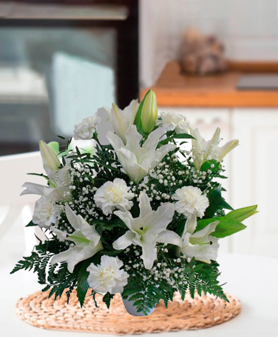 Centro de flores blancas con lirios, claveles, paniculata, helechos
