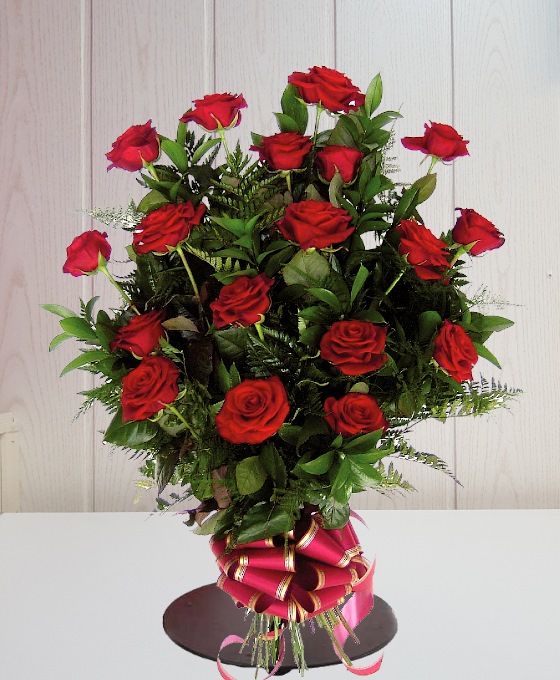 Ramo de flores fúnebres de 18 rosas rojas decoradas con verdes variados