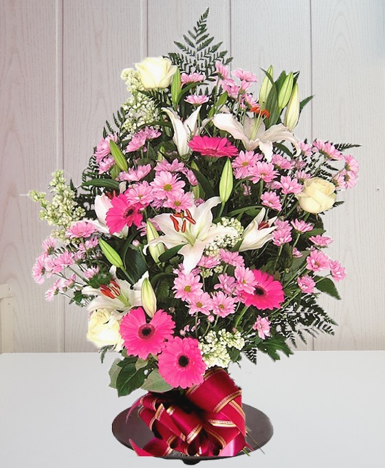 Ramo fúnebre con flores rosas y blancas