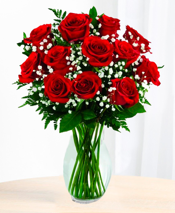 Ramo 12 rosas rojas con paniculata en jarrón de cristal