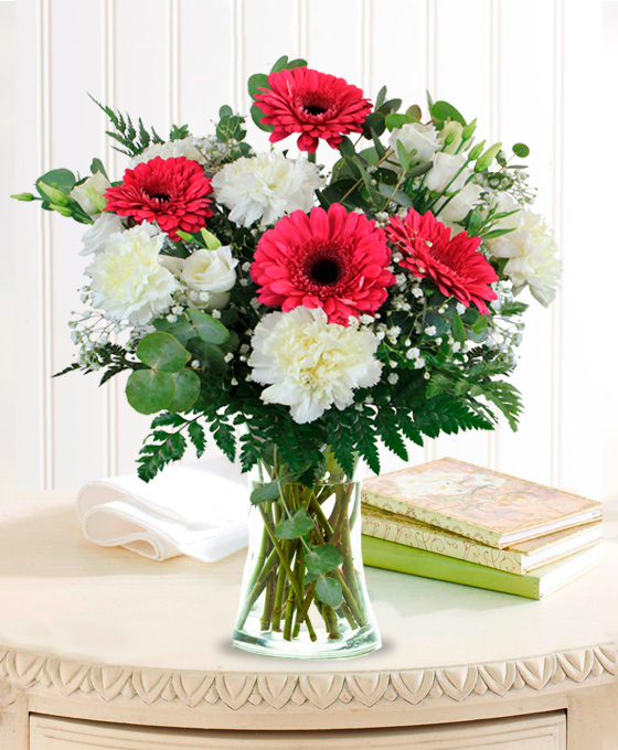 Ramo de flores con lisianthus y claveles blancos y gerberas rojas